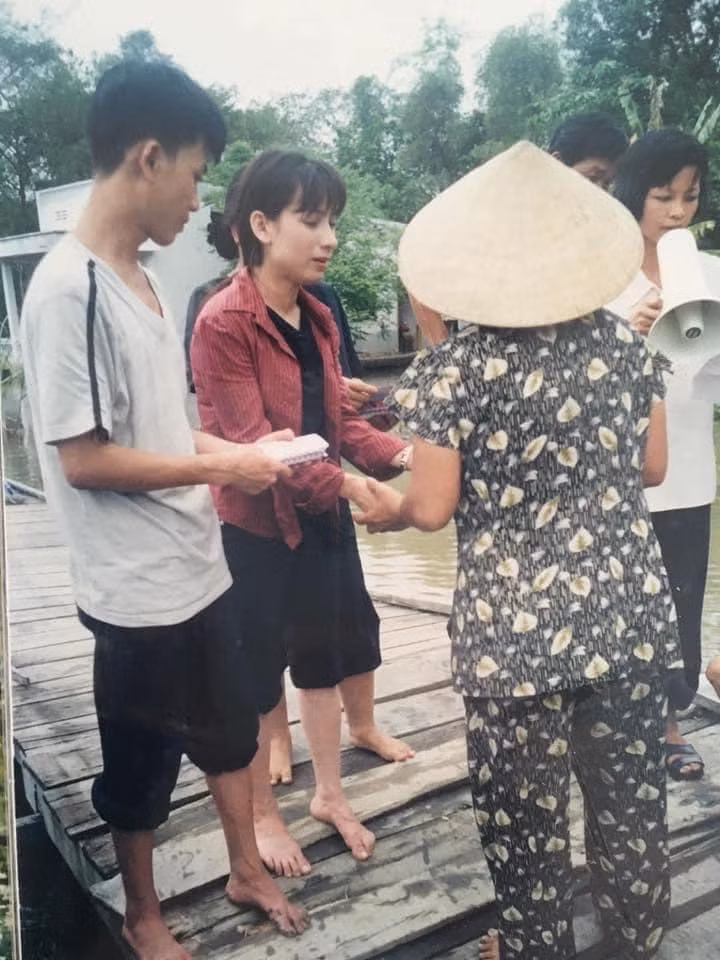 Hình ảnh Phi Nhung đi chân trần làm từ thiện gây xúc động mạnh.