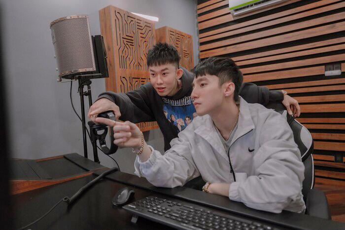 Nhiều người vẫn hi vọng Kay Trần sẽ ở lại và công ty có kế hoạch rõ ràng hơn cho nam ca sĩ.