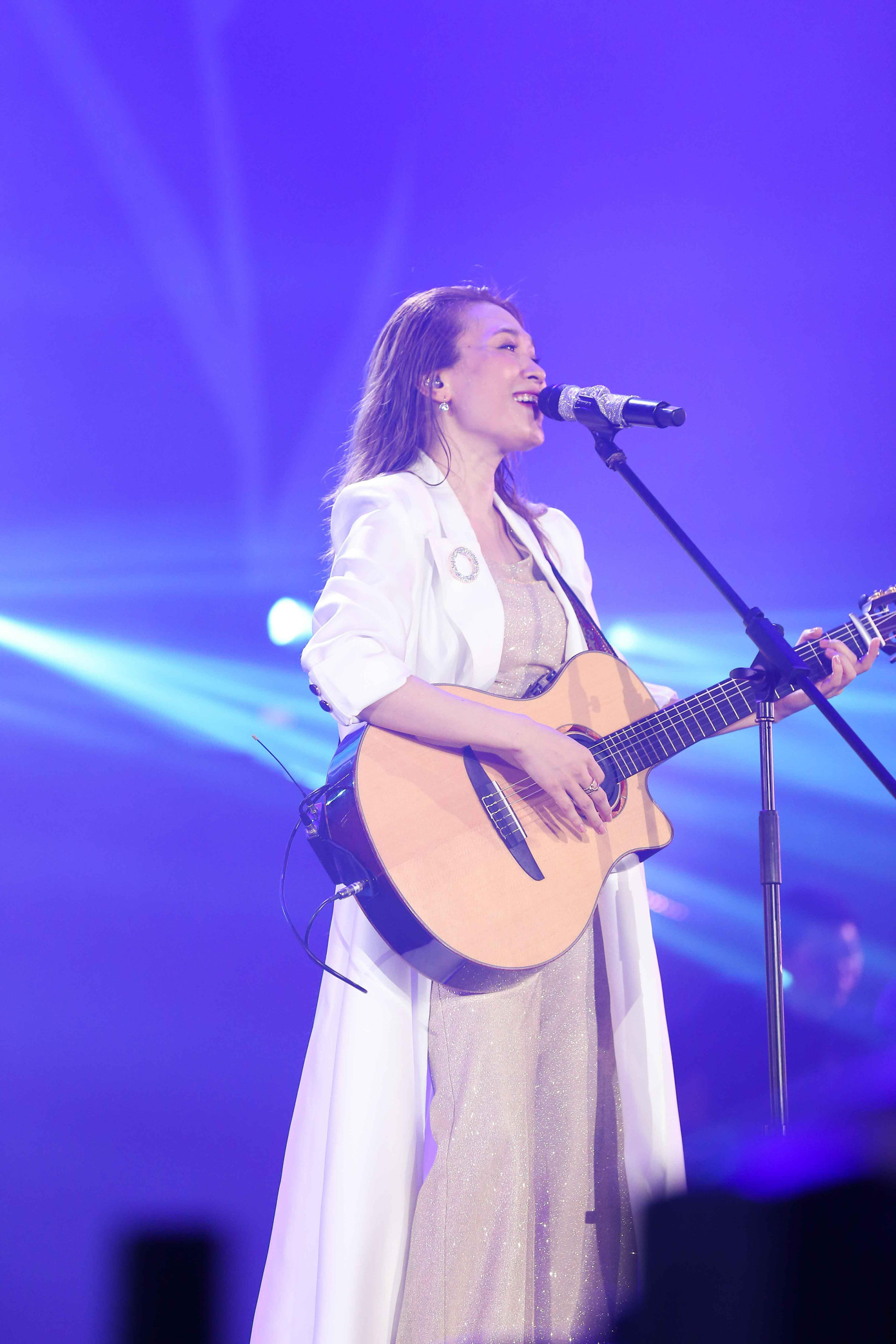 Mỹ Tâm nhận nhiều lời khen cho chất giọng hát live khỏe, dù trình diễn liên tục suốt 3 tiếng đồng hồ. Mỹ Tâm nhận nhiều lời khen cho chất giọng hát live khỏe, dù trình diễn liên tục suốt 3 tiếng đồng hồ.