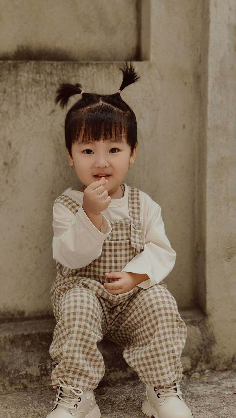 Quần yếm năng động phối cùng giày thể thao giúp bé Bo sở hữu vẻ ngoài dễ thương. Quần yếm năng động phối cùng giày thể thao giúp bé Bo sở hữu vẻ ngoài dễ thương.