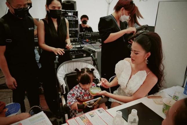 Cũng như "ba Thắng", Winnie vẫn thường "tháp tùng" mẹ Đông Nhi trong những show diễn. Cũng như "ba Thắng", Winnie vẫn thường "tháp tùng" mẹ Đông Nhi trong những show diễn.