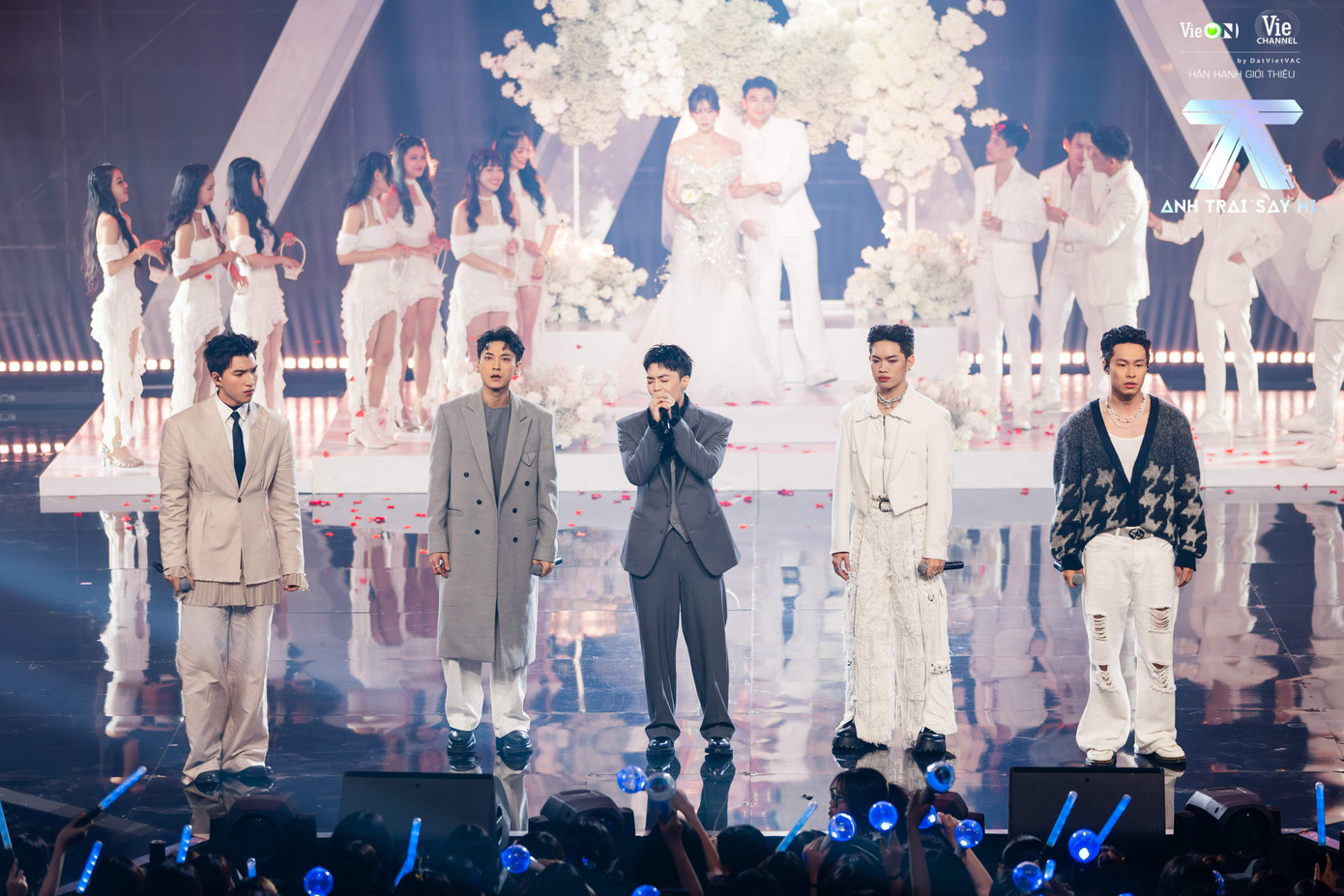 Bản demo Kim Phút Kim Giờ liên tục vang lên ở các đêm concert. Chính vì thế, nhiều khán giả cho rằng demo Không Đau Nữa Rồi sẽ là điểm nhấn cho concert Em Xinh Say Hi vào tháng 9.