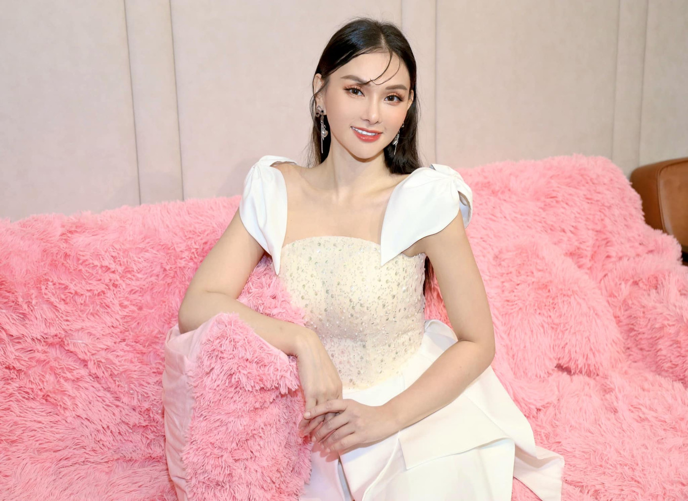 Thu Thủy gây ấn tượng bởi nhan sắc trẻ trung cùng vóc dáng thon thả.