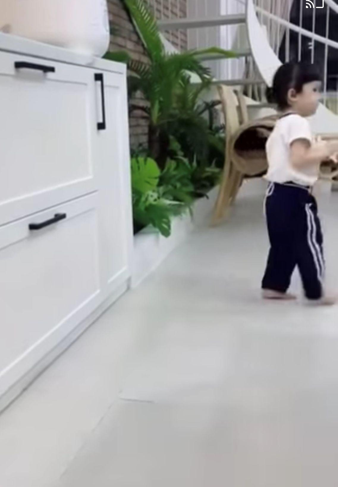 Dù chỉ xuất hiện thoáng qua, người hâm mộ vẫn có thể nhận ra Destiny có gương mặt bầu bĩnh cực đáng yêu.