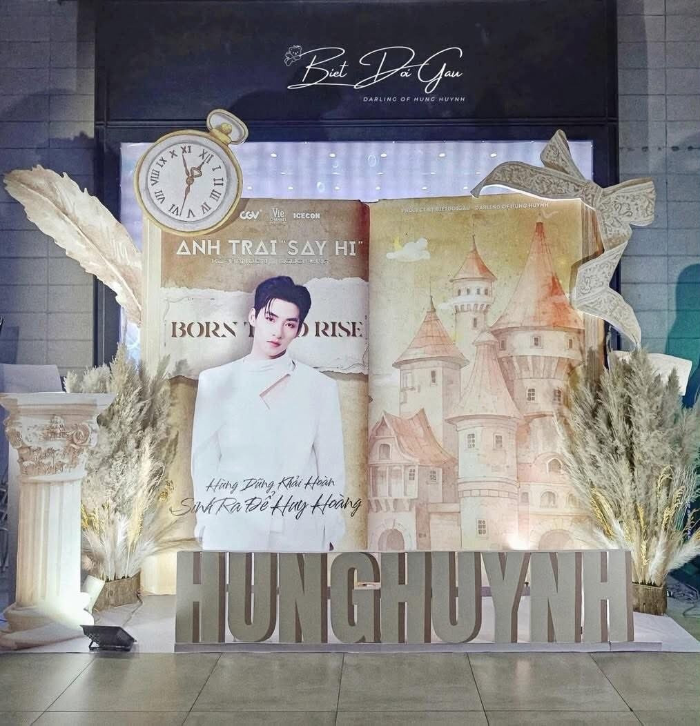 Hùng Huỳnh trở thành "bạch mã hoàng tử" trong photobooth của Biệt Đội Gấu. Hùng Huỳnh trở thành "bạch mã hoàng tử" trong photobooth của Biệt Đội Gấu.