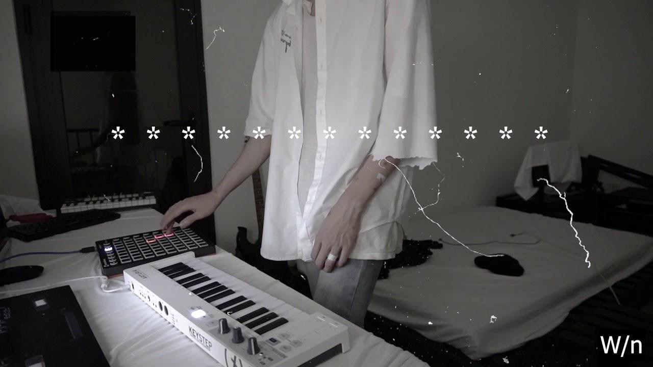 Những hình ảnh chỉ có đôi tay và các nhạc cụ quen thuộc trong hầu hết các sản phẩm của W/n Những hình ảnh chỉ có đôi tay và các nhạc cụ quen thuộc trong hầu hết các sản phẩm của W/n