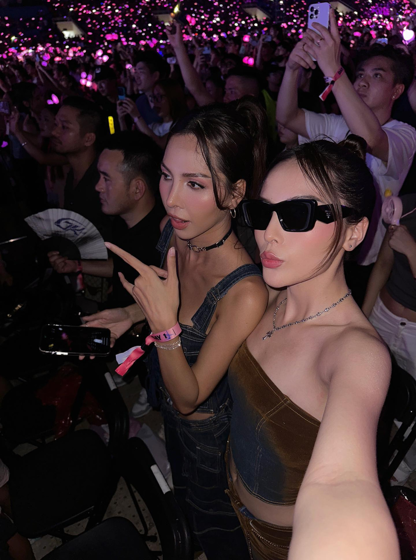 Cặp đôi cùng nhau đi "quẩy" concert BLACKPINK.