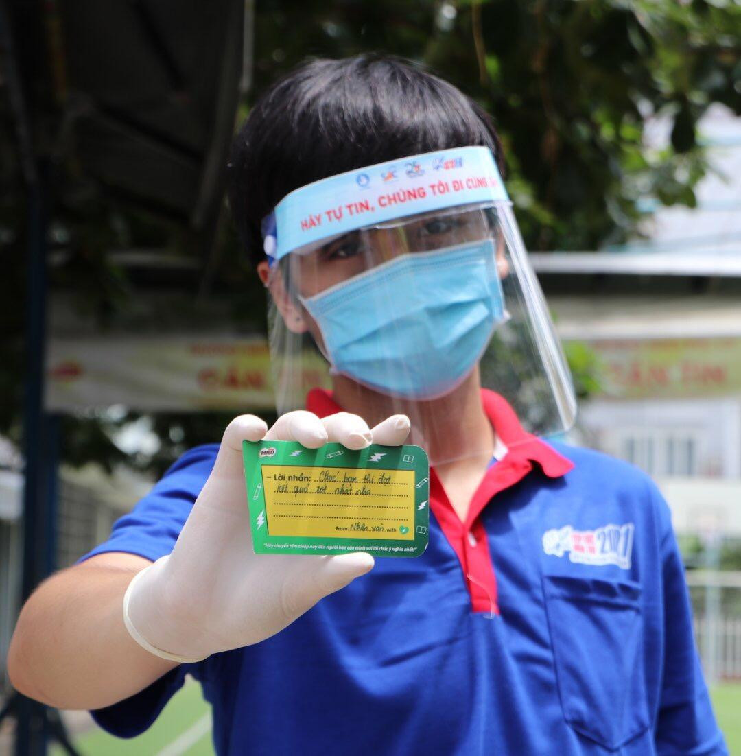 Bức thư nho nhỏ chưa đựng tình cảm "to to" của "biệt đội" Tiếp sức mùa thi 2021 để cổ vũ sĩ tử dự thi. Ảnh: Hồ Lam.