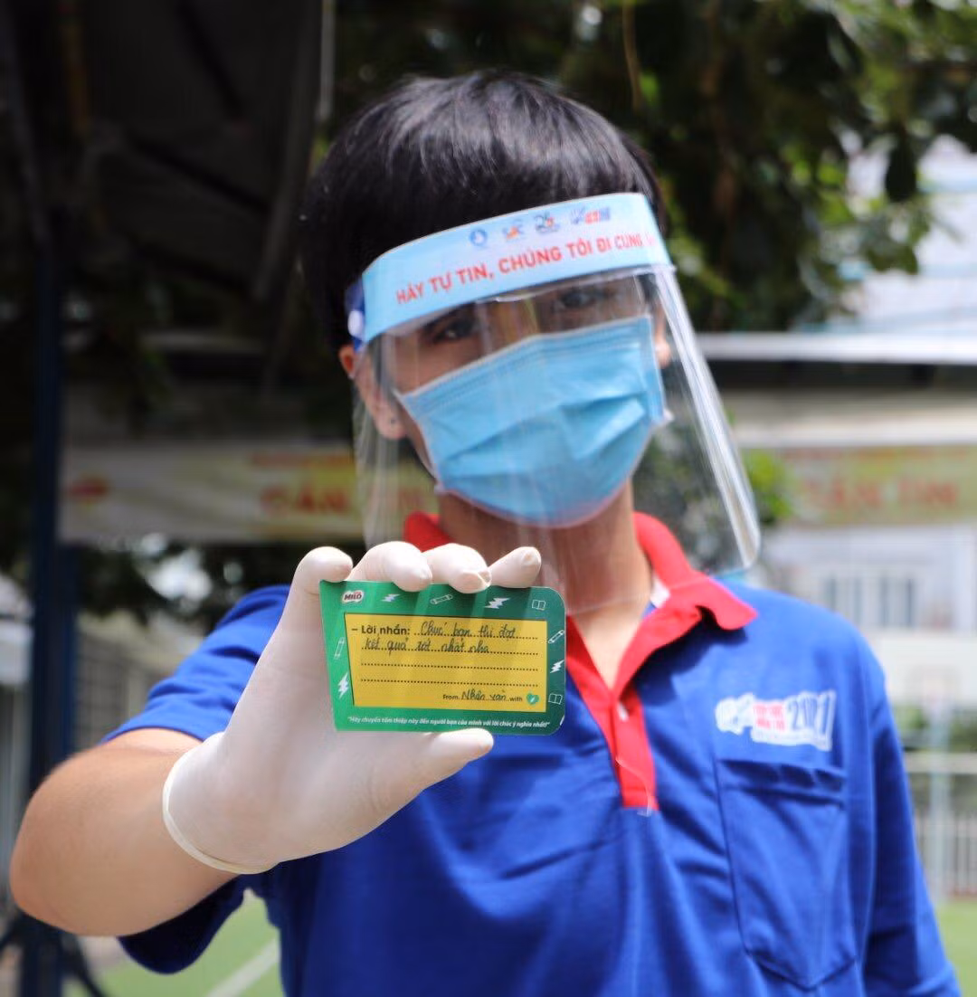 Bức thư nho nhỏ chưa đựng tình cảm "to to" của "biệt đội" Tiếp sức mùa thi 2021 để cổ vũ sĩ tử dự thi. Ảnh: Hồ Lam.