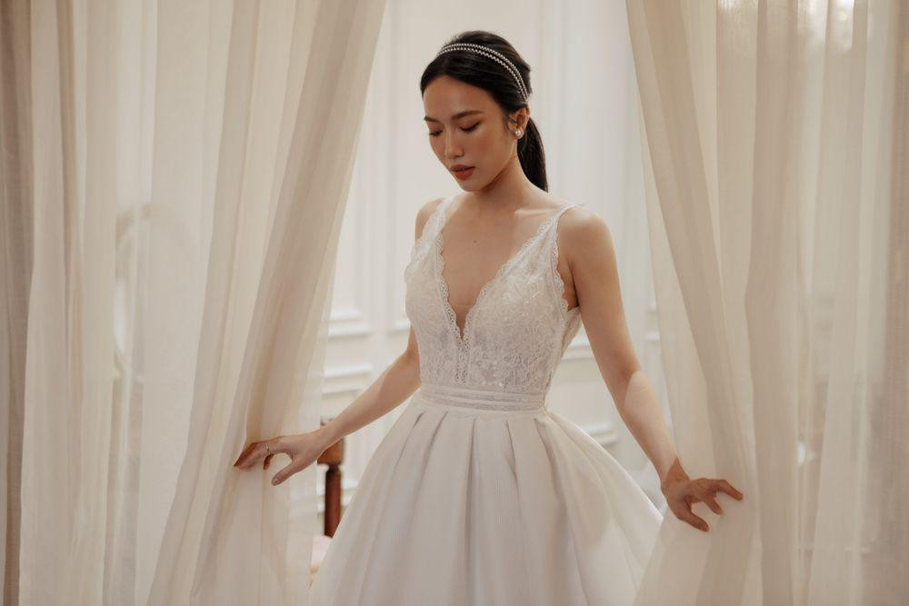 Thiết kế váy cưới với phần trên cổ chữ V, chất liệu ren mang đến sự thanh thoát, nhẹ nhàng cho cô dâu Diệu Nhi.