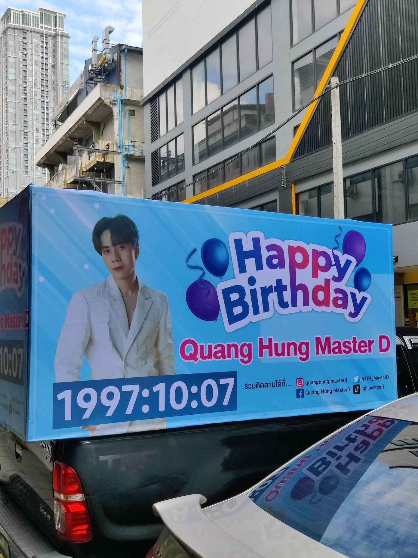 Hình ảnh Quang Hùng MasterD xuất hiện ở nhiều địa điểm nổi tiếng của Thái Lan.