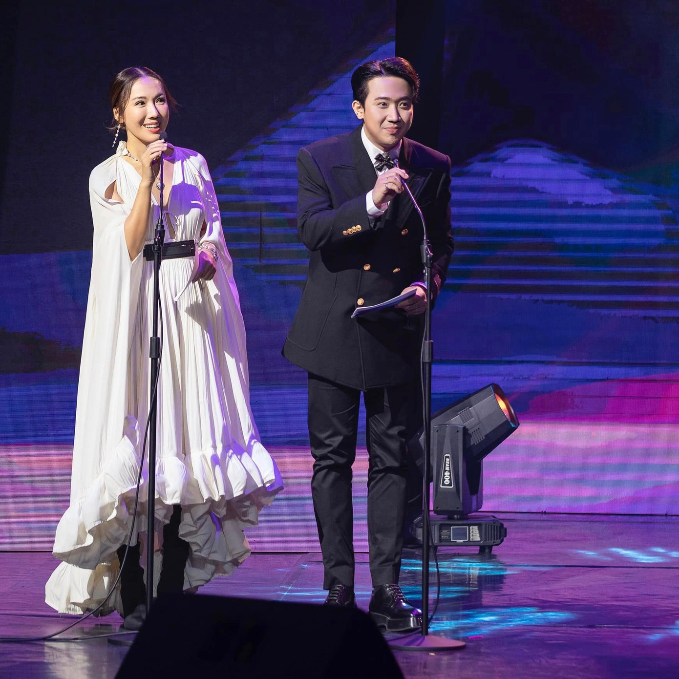 Vừa qua, nam MC lần đầu trao giải tại giải thưởng Truyền hình châu Á.