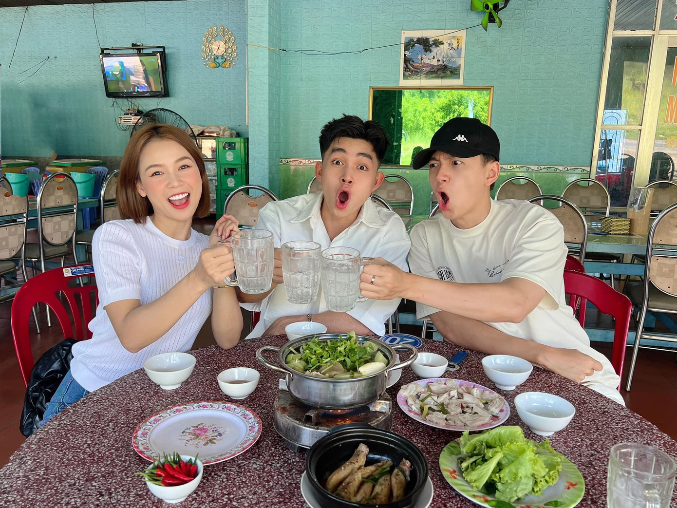 Sam cũng đã có mặt tại quê nhà Diệu Nhi trước 1 ngày. Sam cũng đã có mặt tại quê nhà Diệu Nhi trước 1 ngày.