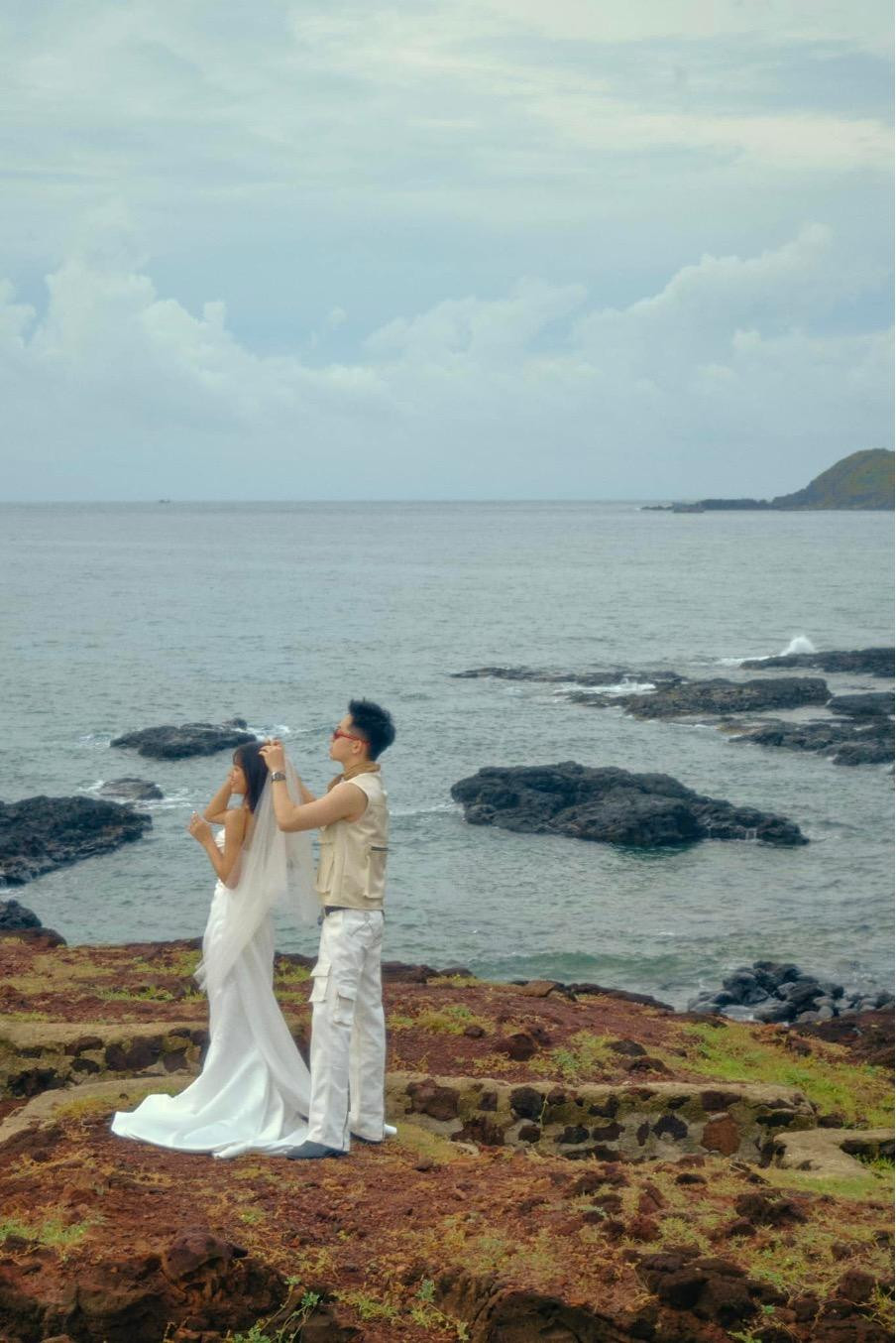 Chẳng cần lễ đường sang trọng hay khu vườn đầy hoa, cả hai vẫn có thể tổ chức một đám cưới cho riêng mình ngay tại đây.