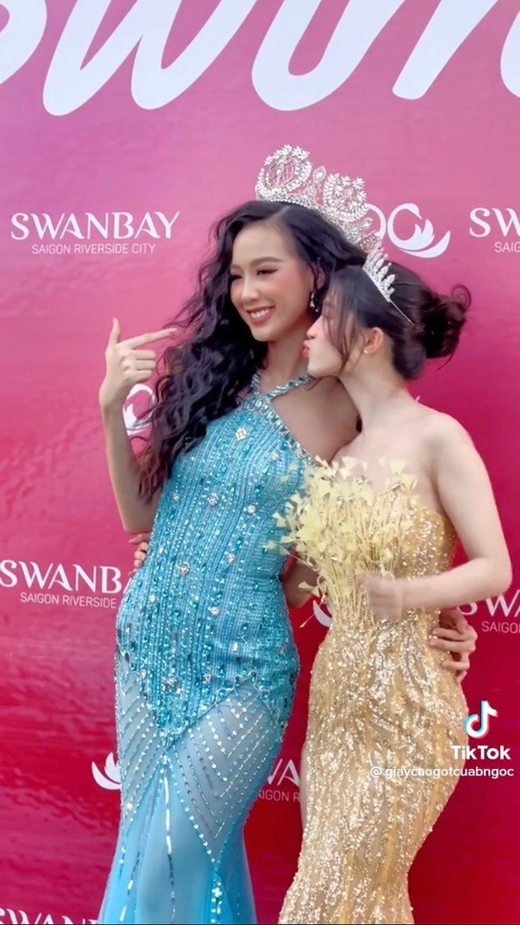 Những "phản ứng hoá học" của 2 nàng Á hậu trước công chúng hay trong cuộc sống đời thường đều khiến netizen "tan chảy" vì quá đáng yêu.