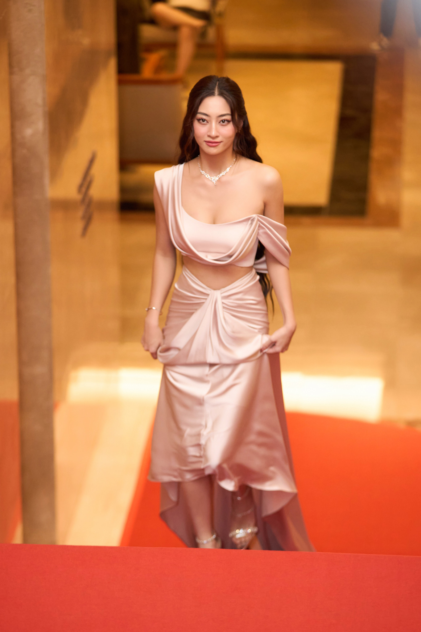 Lương Thùy Linh xuất hiện lộng lẫy tại Liên hoan phim HIFF.