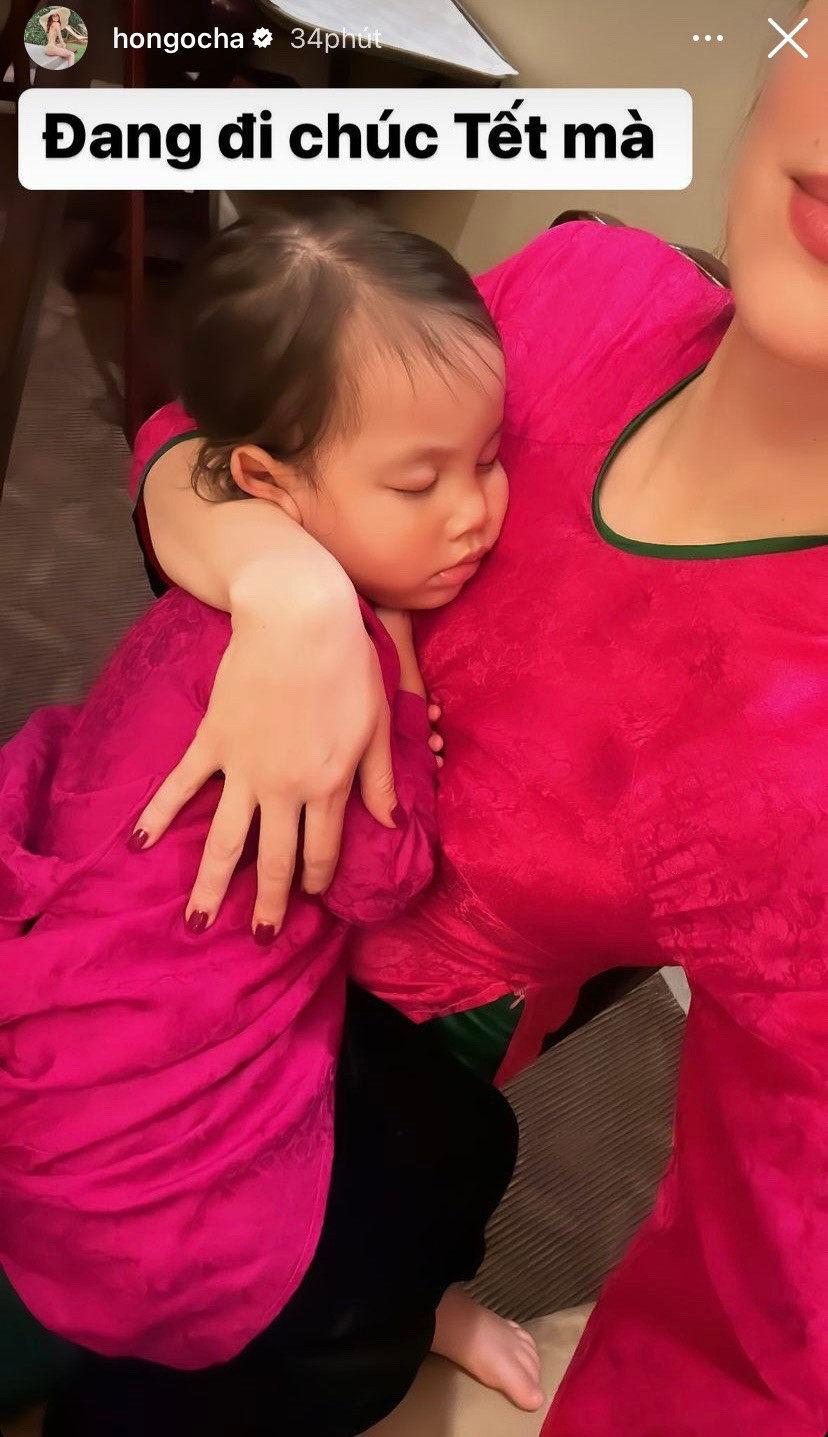 Hồ Ngọc Hà và tình huống "cười ra nước mắt" khi cả nhà đang đi chúc Tết thì Lisa lại ôm mẹ... ngủ "ngon lành".