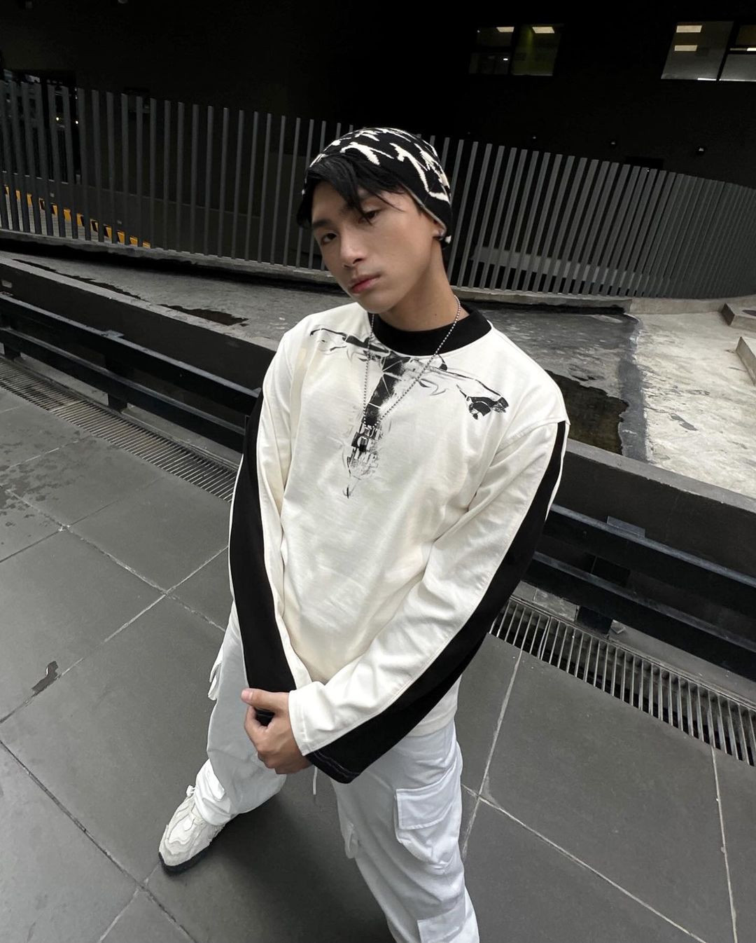 Nam ca sĩ Gen Z cũng sở hữu phong cách thời trang ấn tượng.