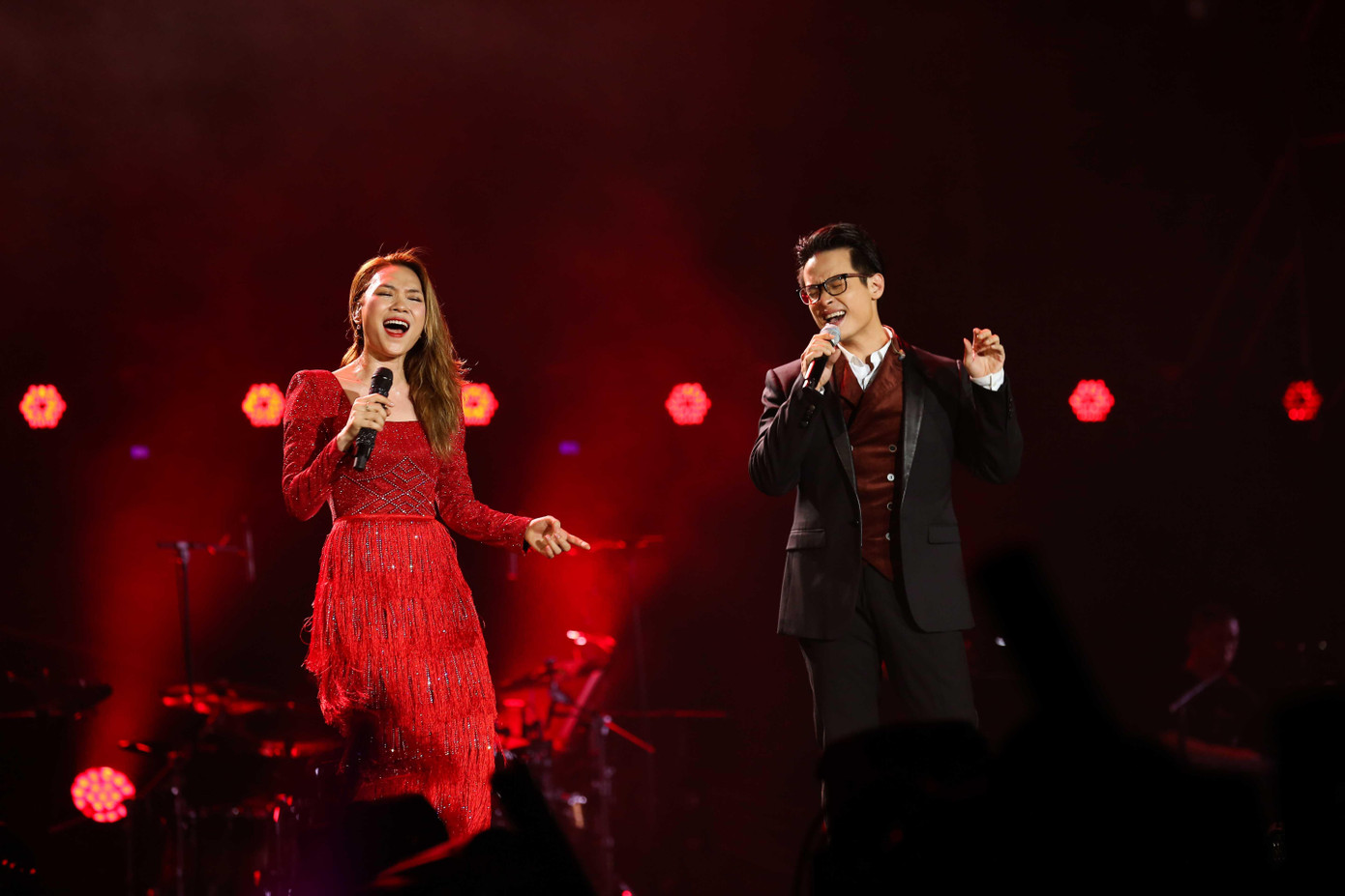 Sau màn kết hợp trên sân khấu Romance, Mỹ Tâm và Hà Anh Tuấn là một trong những cặp song ca đình đám hiện nay. Sau màn kết hợp trên sân khấu Romance, Mỹ Tâm và Hà Anh Tuấn là một trong những cặp song ca đình đám hiện nay.