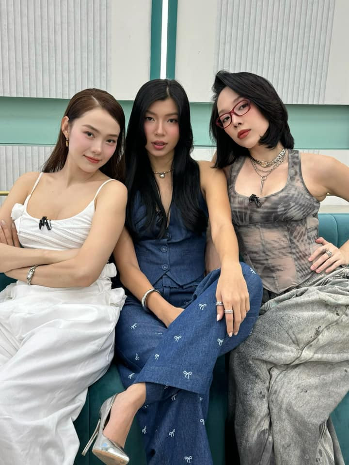 Trước đó, Tóc Tiên từng đăng tải hình ảnh chụp chung với Minh Hằng và khẳng định: "Chúng tôi tham gia Chị Đẹp Đạp Gió để phá bỏ định kiến cứ hễ phụ nữ là phải ghét nhau".