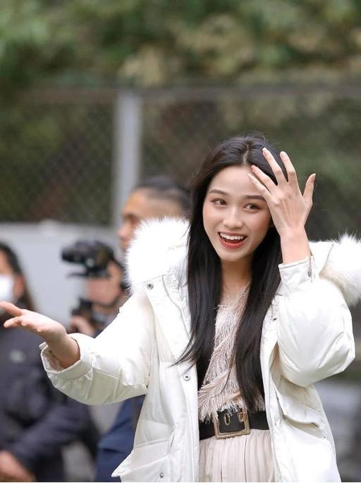 Nét đẹp trong trẻo tựa Bạch Tuyết của Đỗ Thị Hà khiến nhiều người mê mệt.