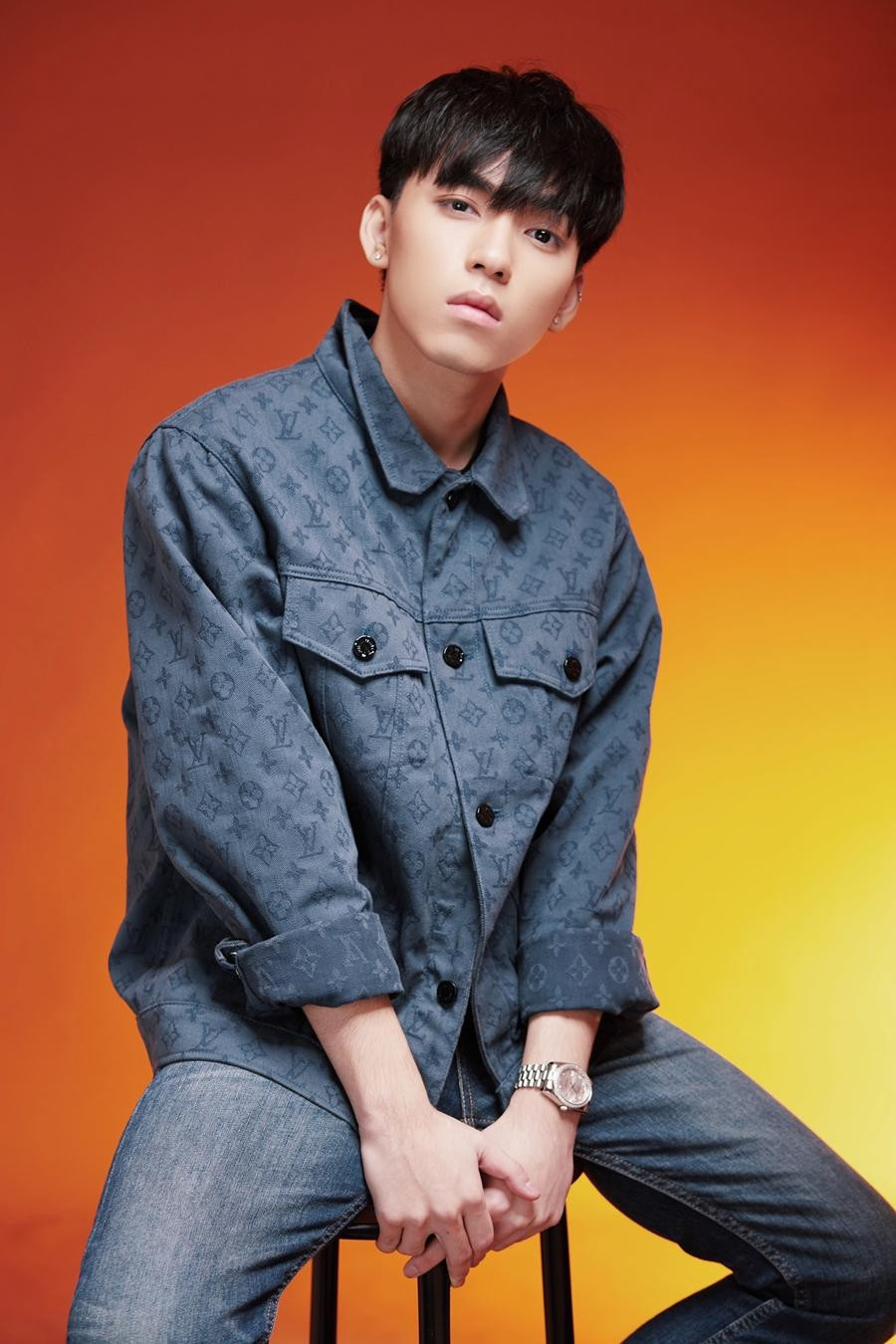 Long Hoàng tên thật là Tạ Hoàng Long, sinh năm 2003.