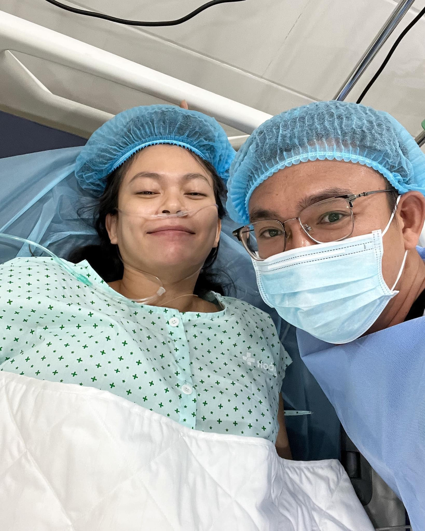 Dù khá mệt mỏi nhưng cô nàng vẫn không giấu được sự hạnh phúc của bản thân. Dù khá mệt mỏi nhưng cô nàng vẫn không giấu được sự hạnh phúc của bản thân.