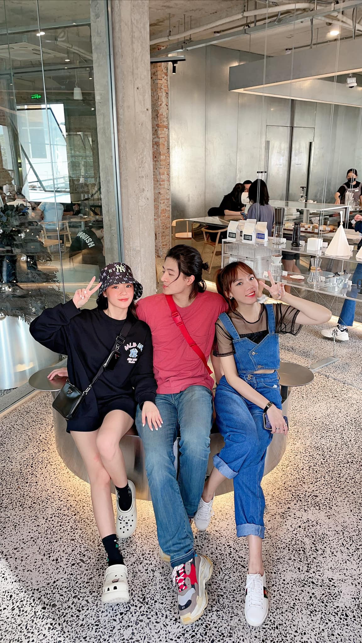 Đạo diễn Luk Vân tiết lộ, Harry Lu vẫn giữ mối quan hệ thân thiết và yêu quý bạn diễn, hoàn toàn không như tin đồn "cạch mặt". Đạo diễn Luk Vân tiết lộ, Harry Lu vẫn giữ mối quan hệ thân thiết và yêu quý bạn diễn, hoàn toàn không như tin đồn "cạch mặt".