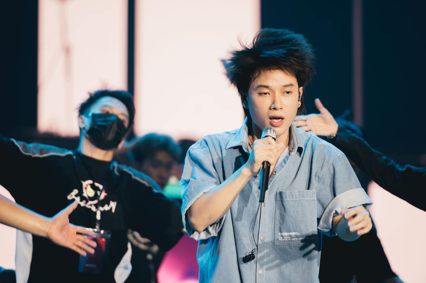 Nhưng đây mới là cách nam ca sĩ "sử dụng" nhan sắc thăng hạng của mình. Nhưng đây mới là cách nam ca sĩ "sử dụng" nhan sắc thăng hạng của mình.