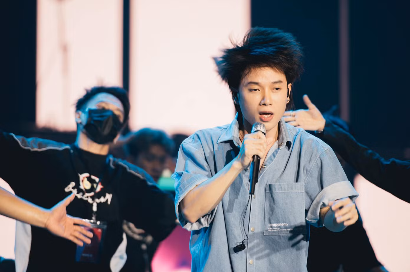 Nhưng đây mới là cách nam ca sĩ "sử dụng" nhan sắc thăng hạng của mình.