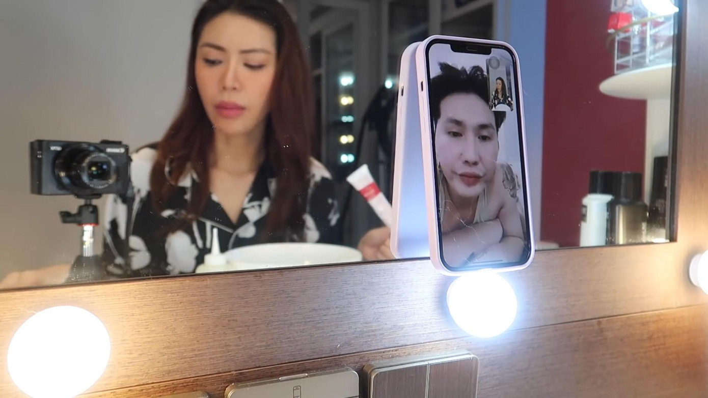 Minh Tú còn "tham vấn" bạn thân cho mái tóc quyết định "công danh sự nghiệp".