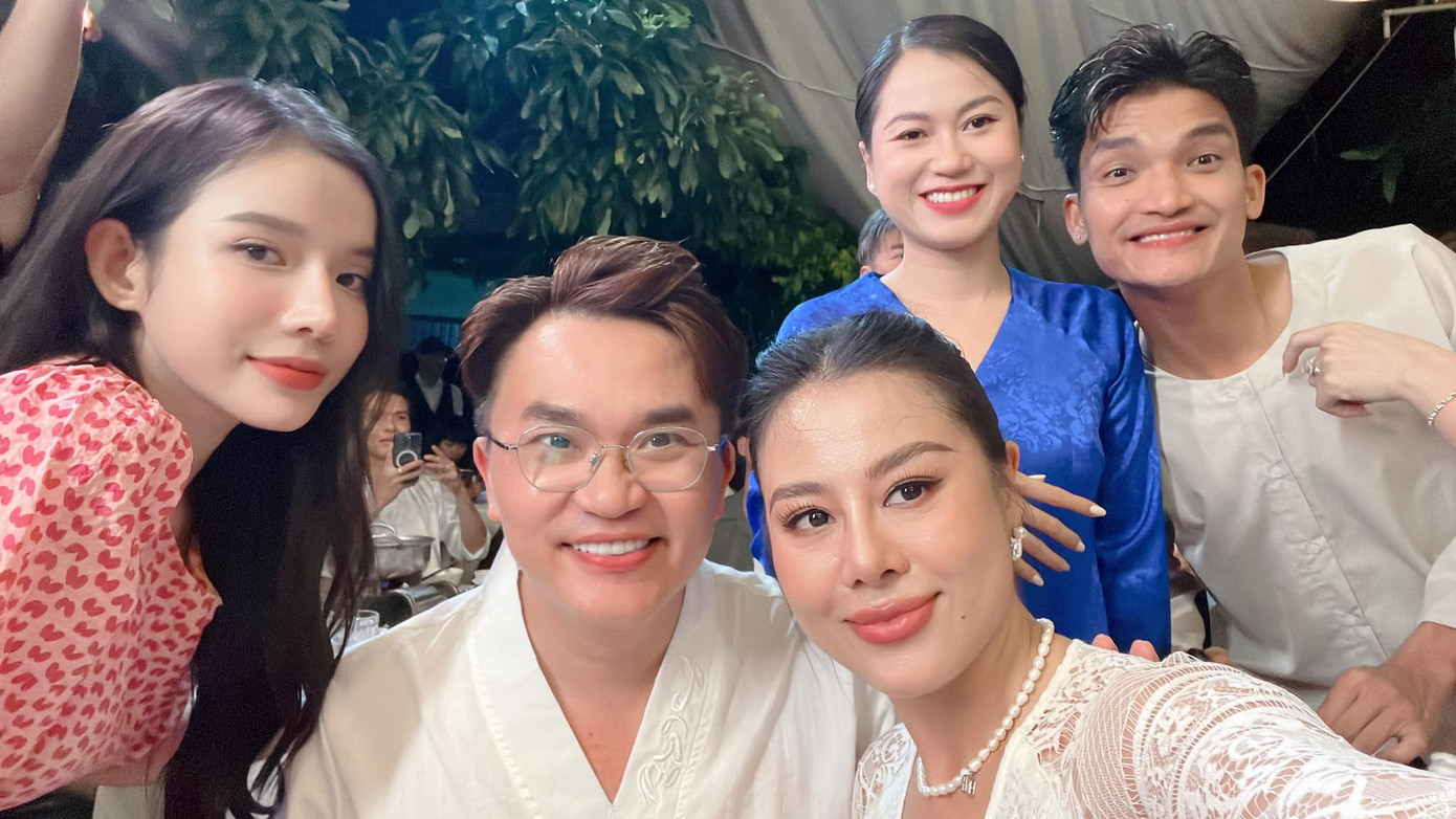 Nhiều "gương mặt thân quen" từng xuất hiện trong cả 3 đám cưới của cặp đôi GinPu. Nhiều "gương mặt thân quen" từng xuất hiện trong cả 3 đám cưới của cặp đôi GinPu.