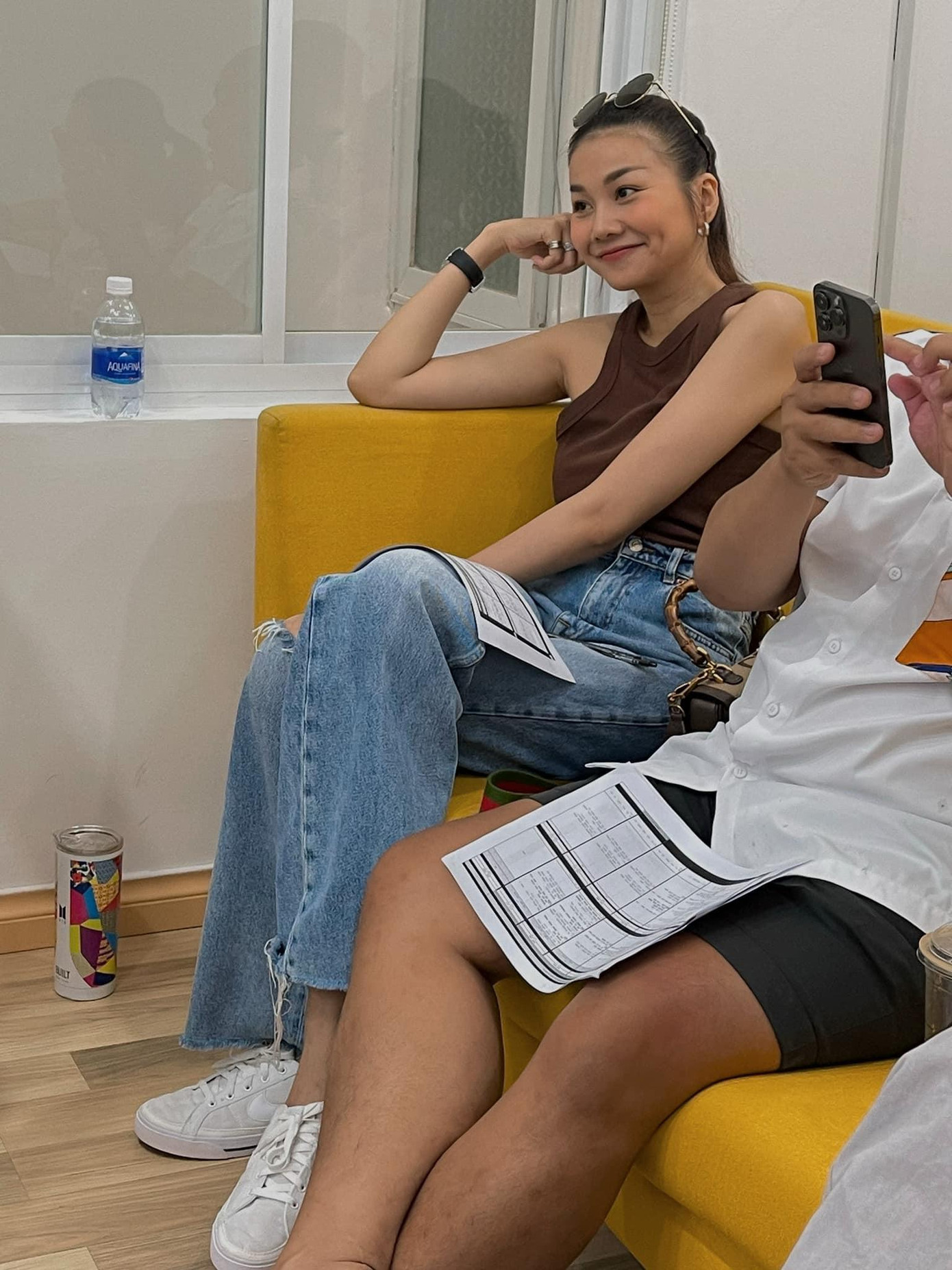 Diện trên mình set đồ quần jeans suông và áo croptop không tay, phối cùng phụ kiện mắt kính đen và đôi sneaker màu trắng, Thanh Hằng vừa trẻ trung nhưng không kém phần thần thái.