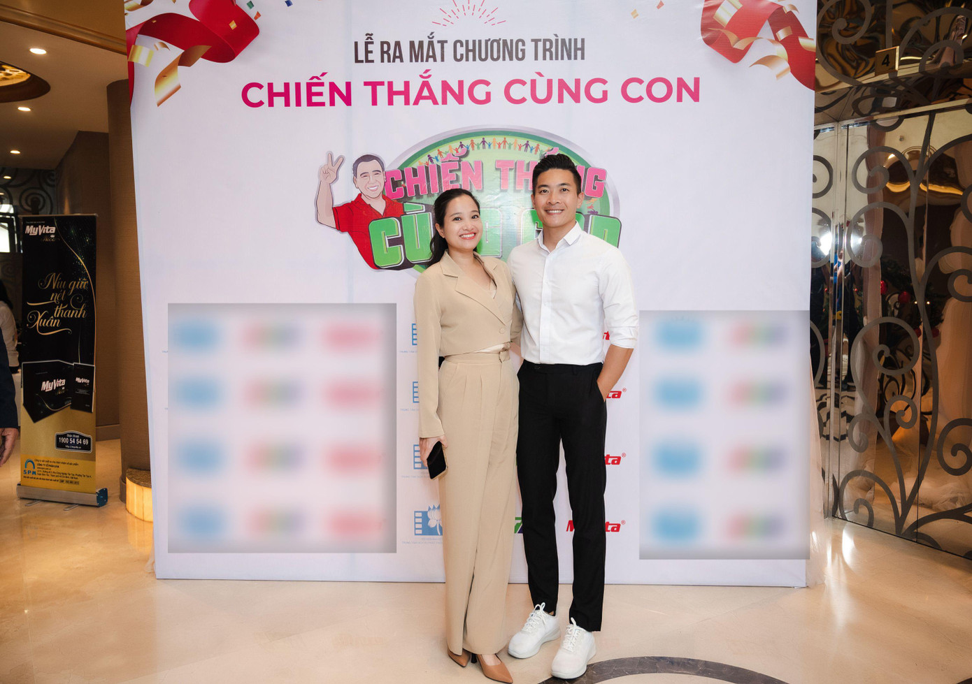 Vợ chồng Quốc Cơ - MC Hồng Phượng.