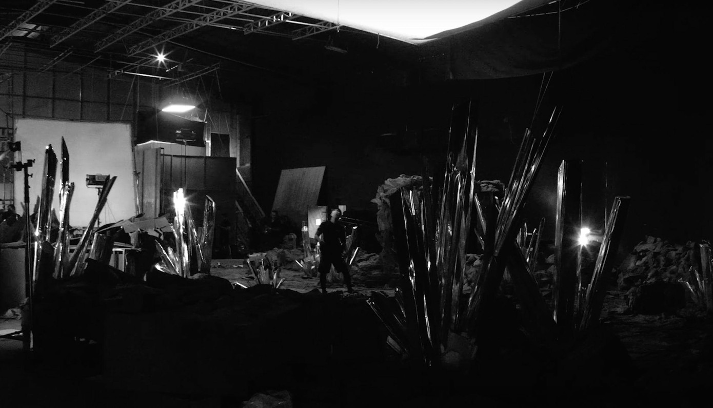 Những hình ảnh trong quá trình sản xuất MV gây tò mò về độ đầu tư.