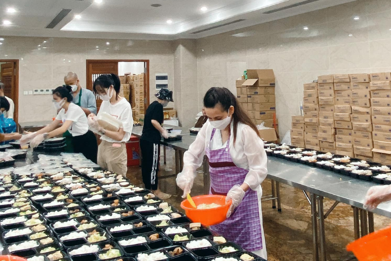 Hình ảnh cố nghệ sĩ Phi Nhung tham gia bếp ăn từ thiện cho người dân Sài Gòn khó khăn trước khi nhiễm COVID-19.