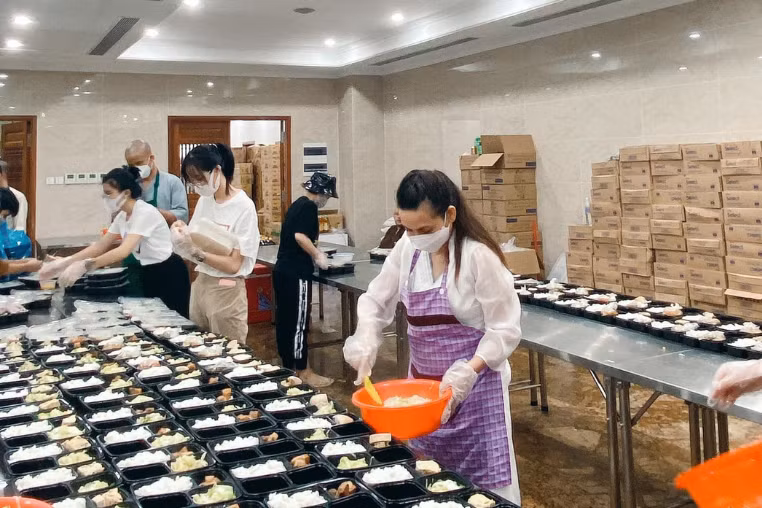 Hình ảnh cố nghệ sĩ Phi Nhung tham gia bếp ăn từ thiện cho người dân Sài Gòn khó khăn trước khi nhiễm COVID-19.