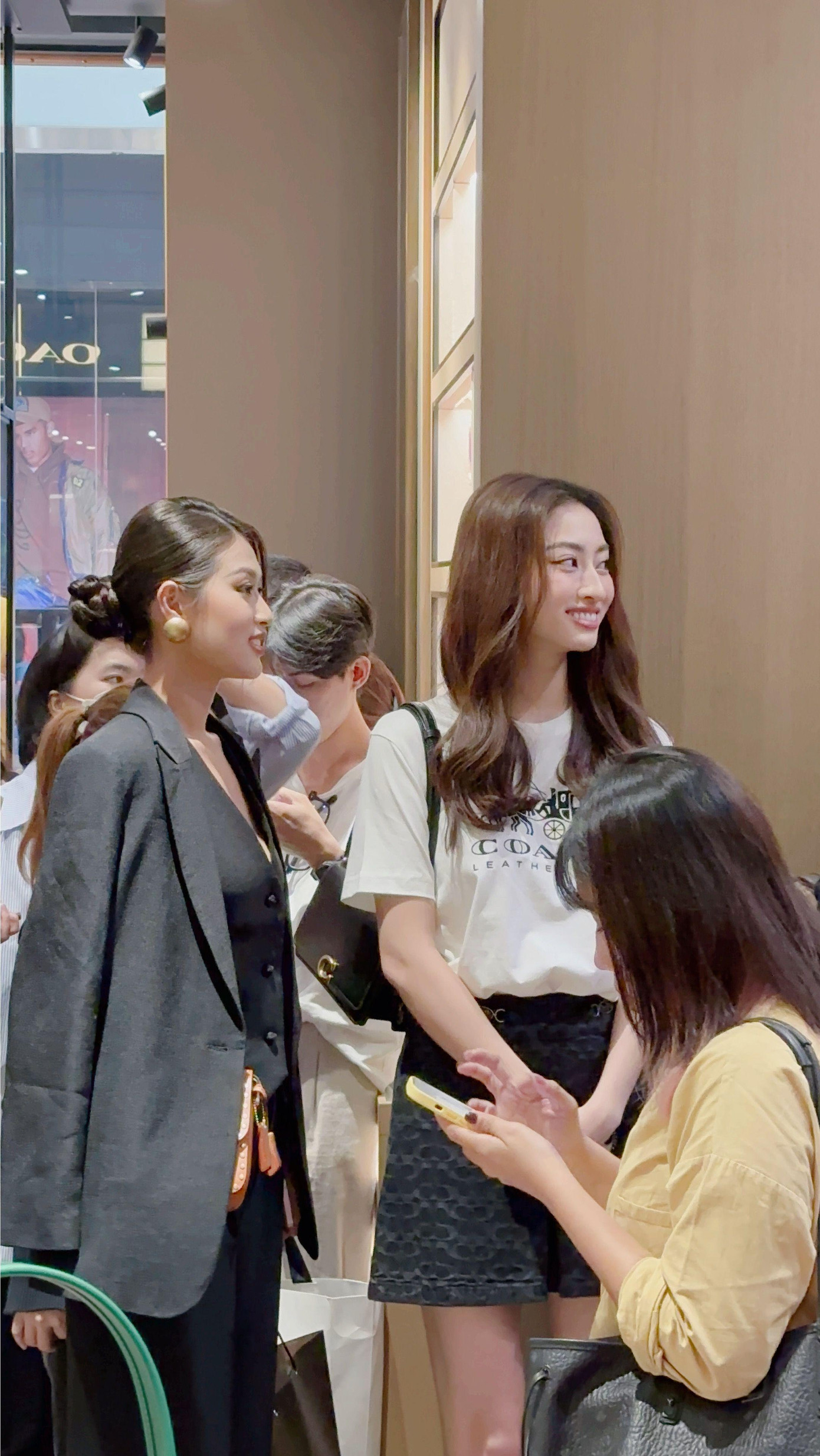 "Bất chấp" camera thường, nhan sắc và thần thái của 2 nàng hậu sinh năm 2000 đình đám vẫn chiếm trọn "spotlight". Hoa hậu Thiên Ân được nhận xét là ngày càng tự tin so với thời mới đăng quang Miss Grand Việt Nam. "Bất chấp" camera thường, nhan sắc và thần thái của 2 nàng hậu sinh năm 2000 đình đám vẫn chiếm trọn "spotlight". Hoa hậu Thiên Ân được nhận xét là ngày càng tự tin so với thời mới đăng quang Miss Grand Việt Nam.