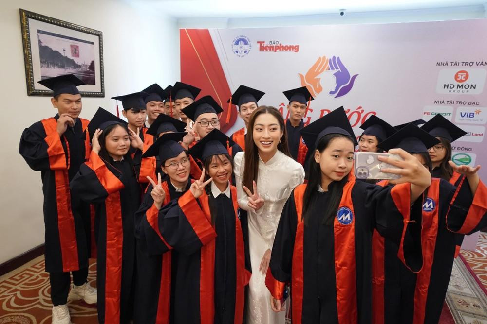 Các tân sinh viên và sinh viên hào hứng chụp ảnh cùng Hoa hậu Lương Thùy Linh.