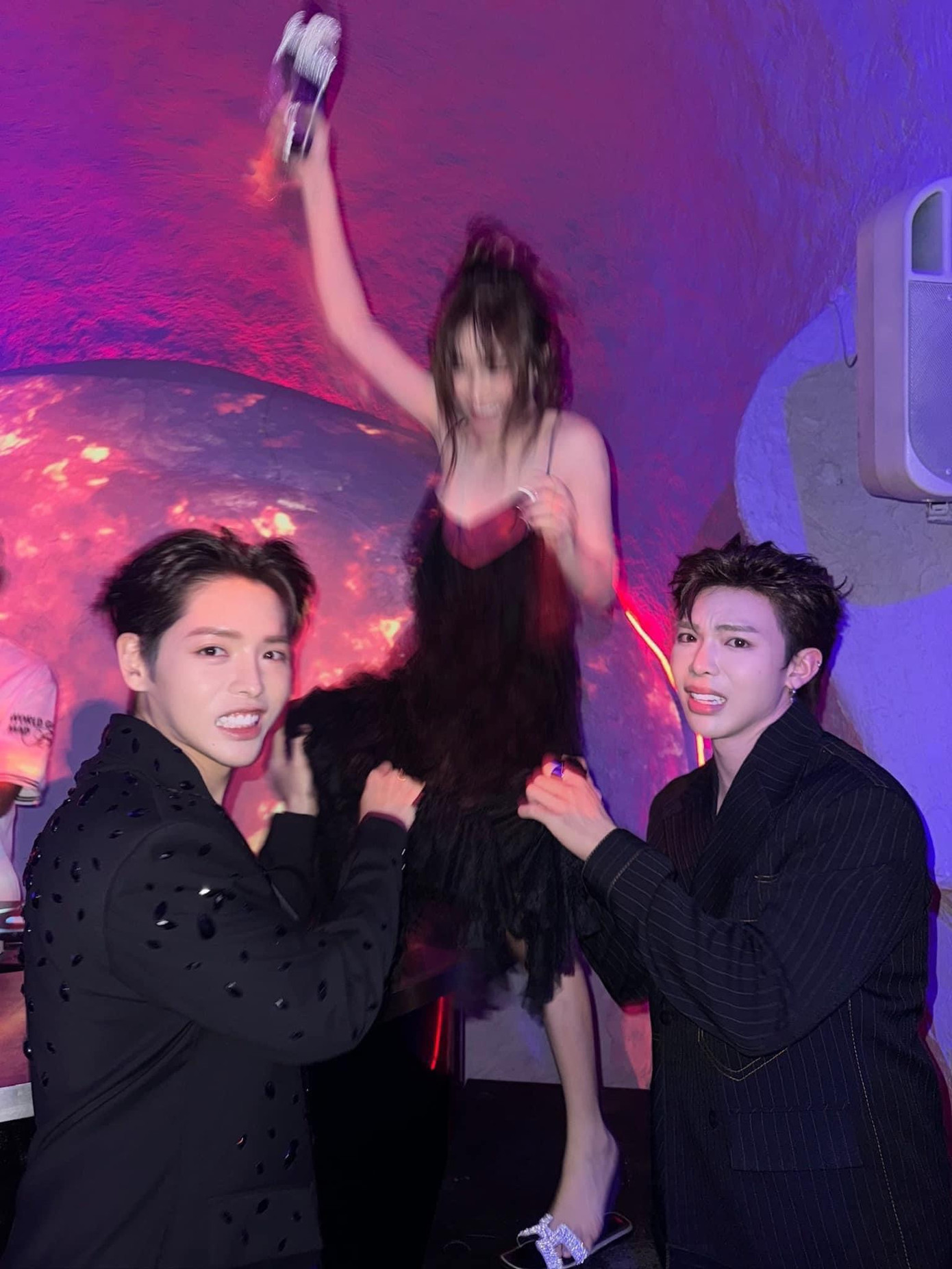 Hòa Minzy tiếp tục khiến hai cậu em Erik và Đức Phúc "cạn lời". Hòa Minzy tiếp tục khiến hai cậu em Erik và Đức Phúc "cạn lời".