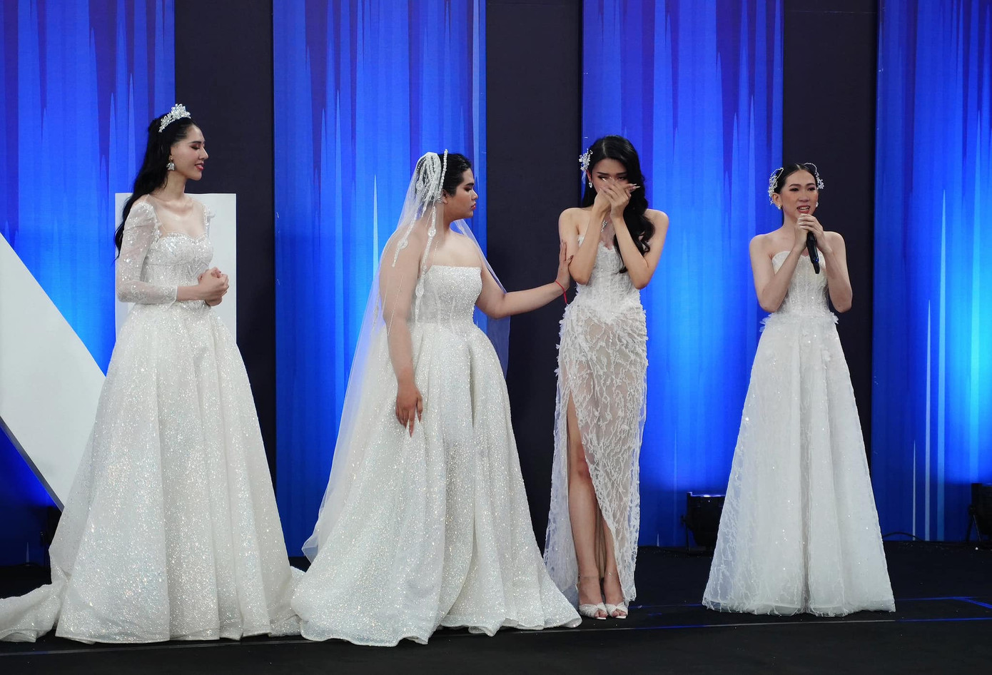 Dịu Thảo (bìa trái) từng bước vào vòng loại trừ.