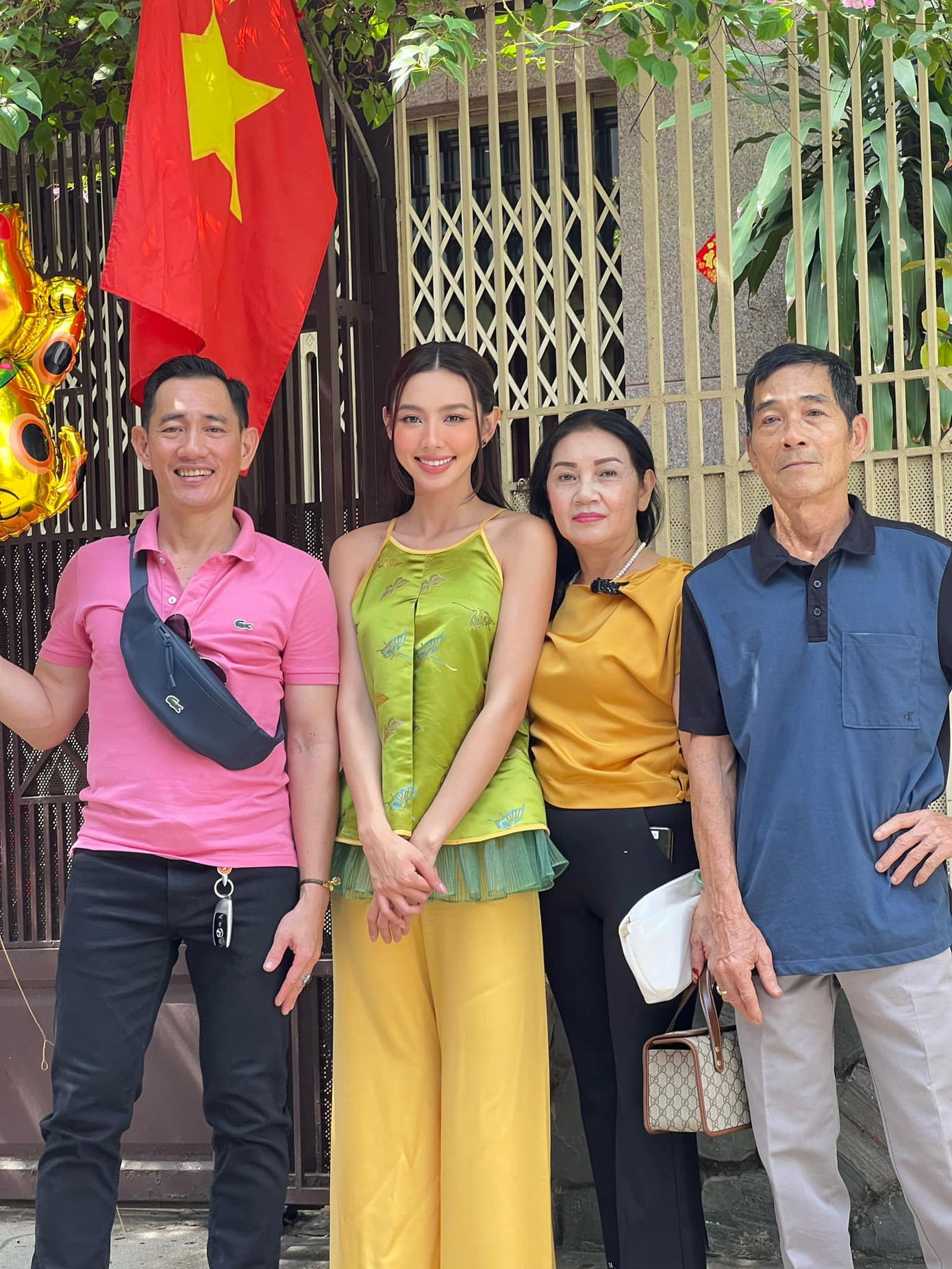 Nàng hậu hạnh phúc, rạng rỡ bên gia đình ngày đầu năm.