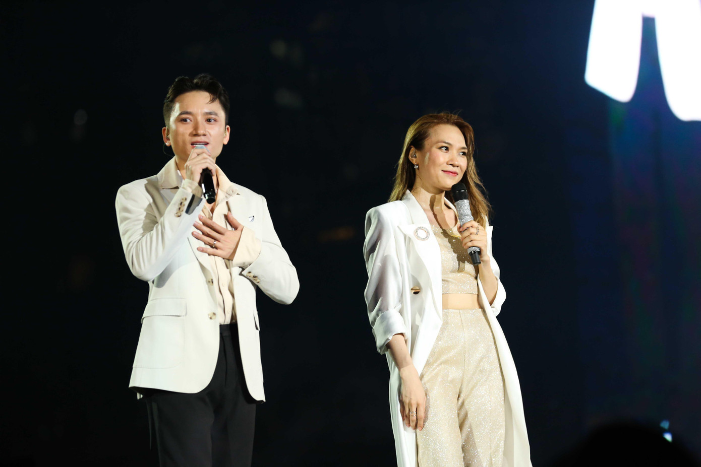 Phan Mạnh Quỳnh và Mỹ Tâm là những người bạn vô cùng thân thiết. Phan Mạnh Quỳnh và Mỹ Tâm là những người bạn vô cùng thân thiết.