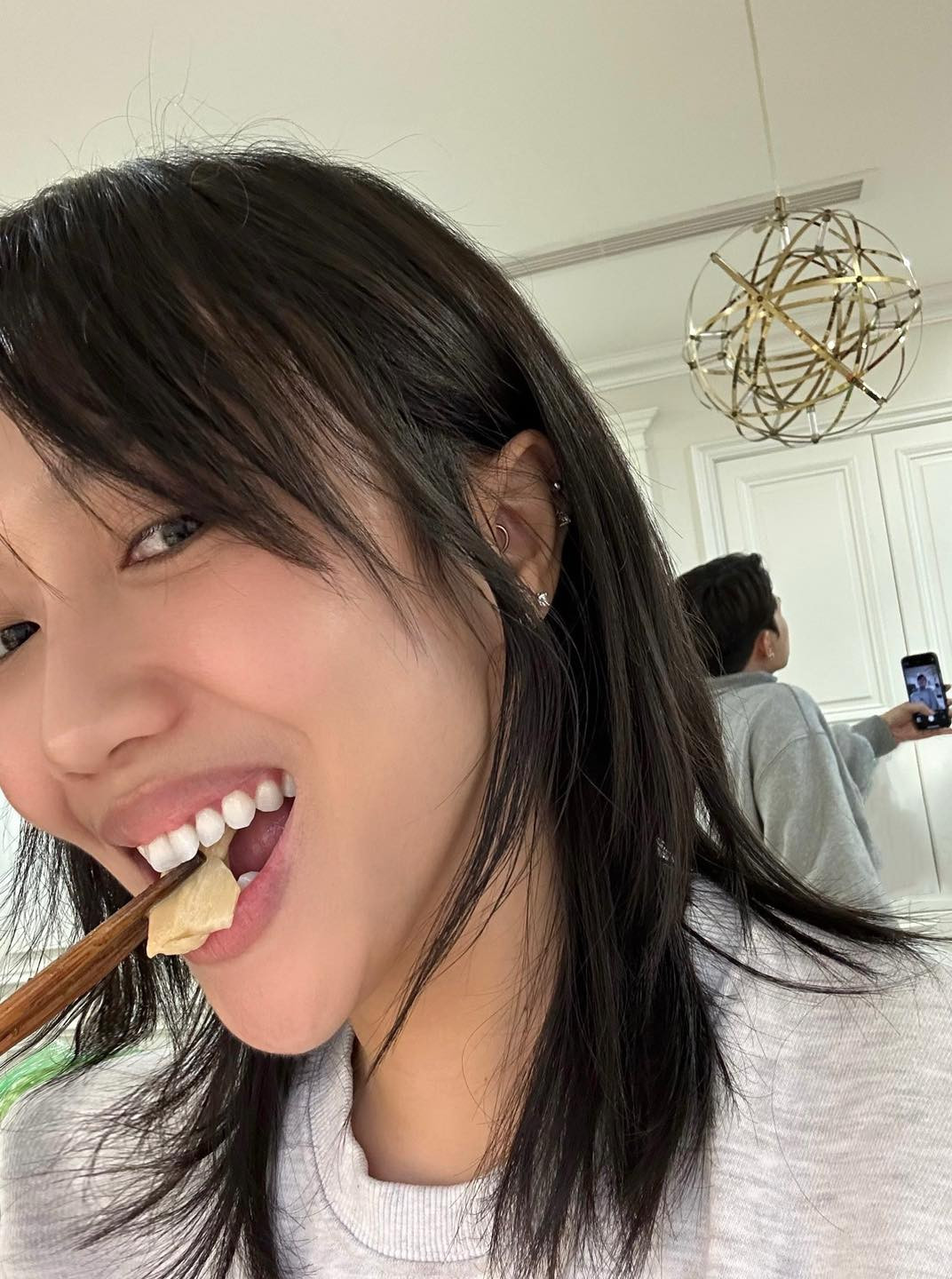 ... thì Diệu Nhi cũng vui vẻ không kém vì đã lừa được chồng!