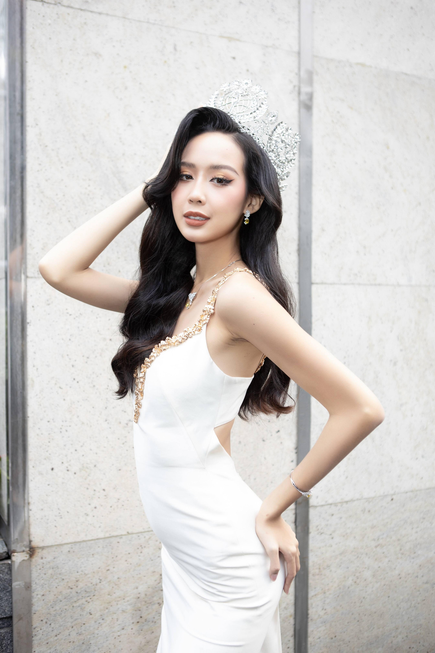 Miss Intercontinental - Hoa hậu Liên lục địa 2022 Bảo Ngọc đồng hành cùng chương trình với vai trò thành viên Ban Giám khảo. Nàng hậu xuất hiện từ sớm với trang phục dạ hội giúp khoe trọn đường cong quyến rũ và chiều cao nổi bật. Miss Intercontinental - Hoa hậu Liên lục địa 2022 Bảo Ngọc đồng hành cùng chương trình với vai trò thành viên Ban Giám khảo. Nàng hậu xuất hiện từ sớm với trang phục dạ hội giúp khoe trọn đường cong quyến rũ và chiều cao nổi bật.