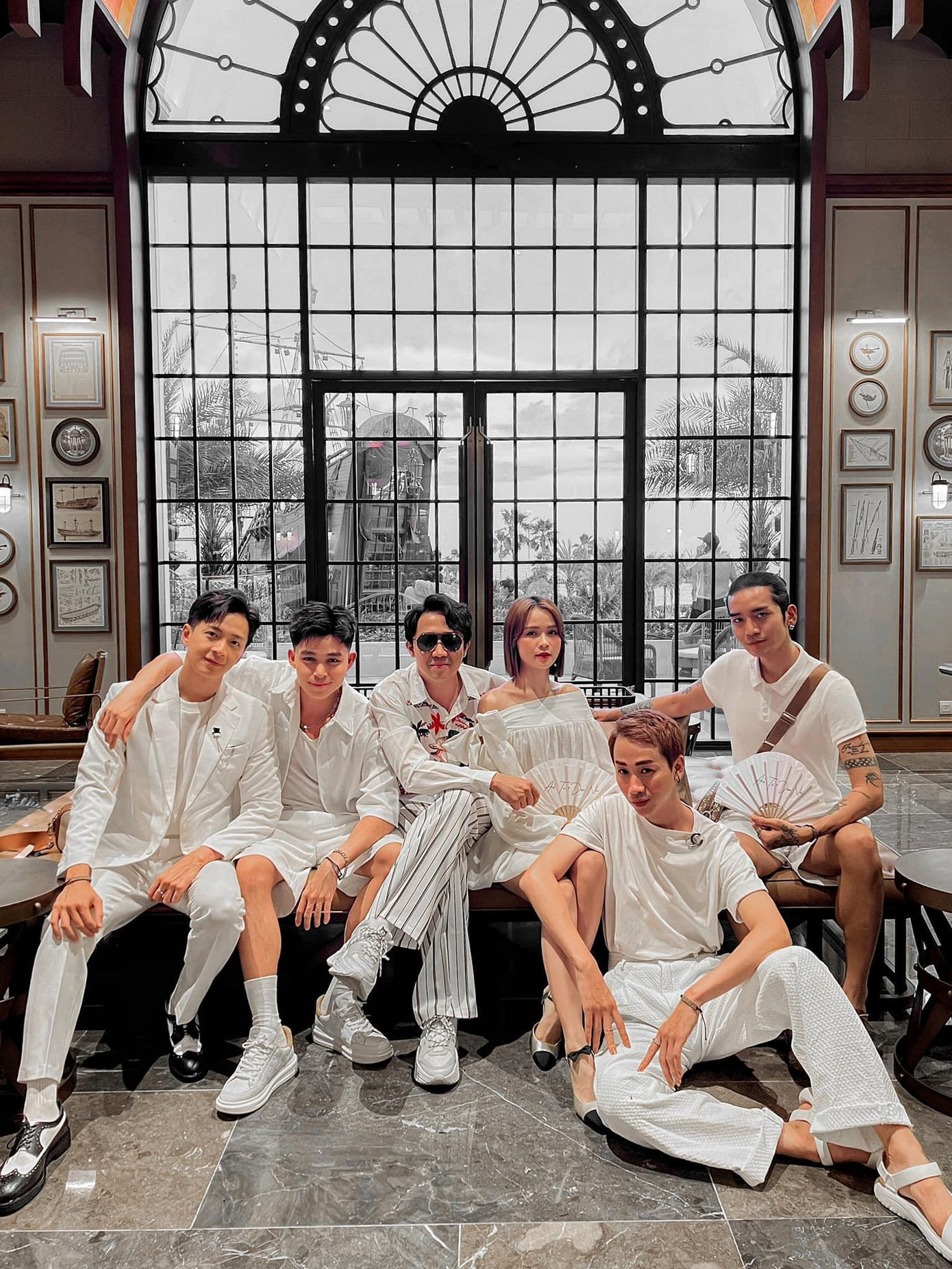 Trấn Thành khiến netizen tò mò khi đến dự đám cưới nhưng vắng bóng Hari Won. Trấn Thành khiến netizen tò mò khi đến dự đám cưới nhưng vắng bóng Hari Won.