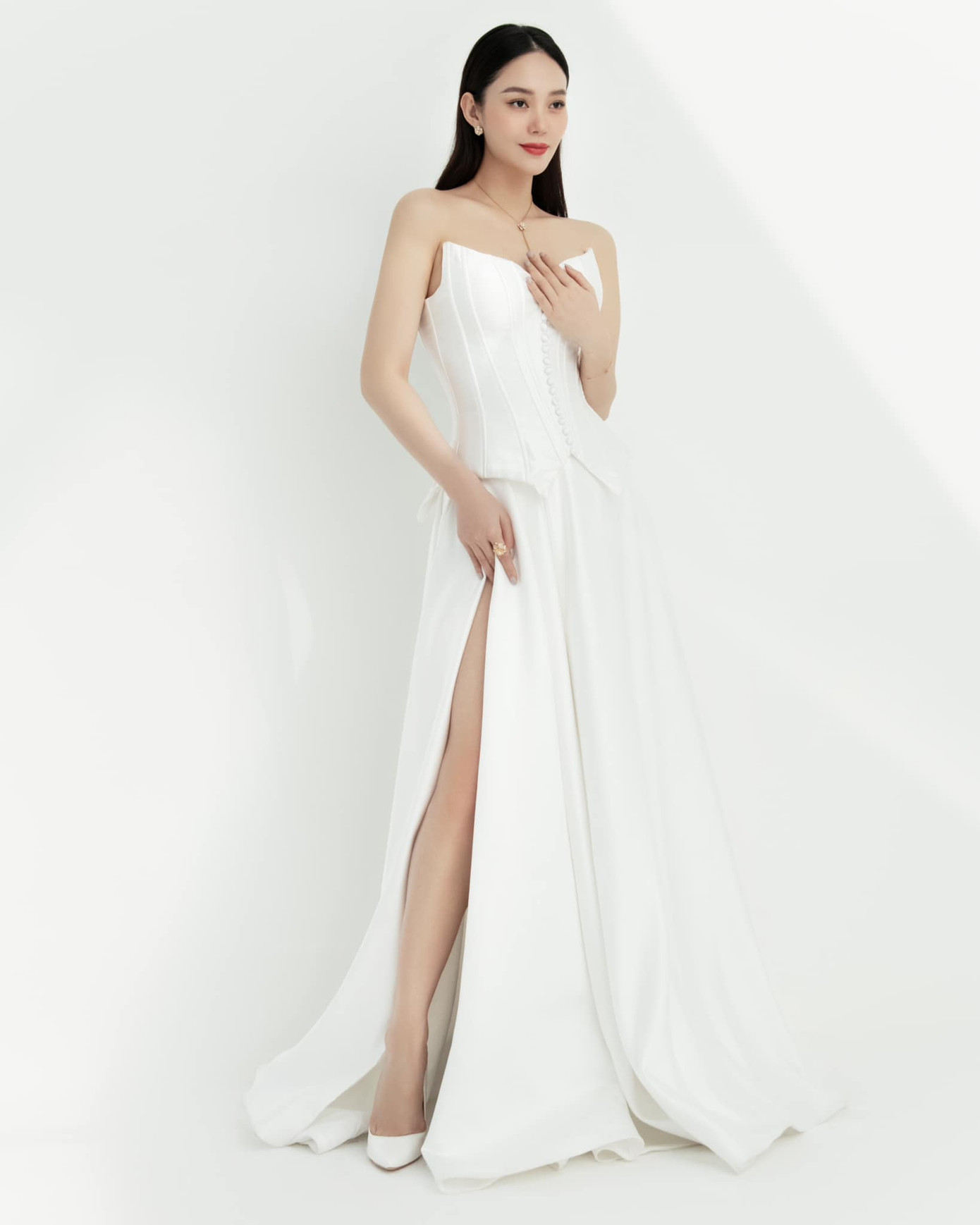 Mẫu áo corset ôm nhẹ xuống hông giúp tôn phom dáng.