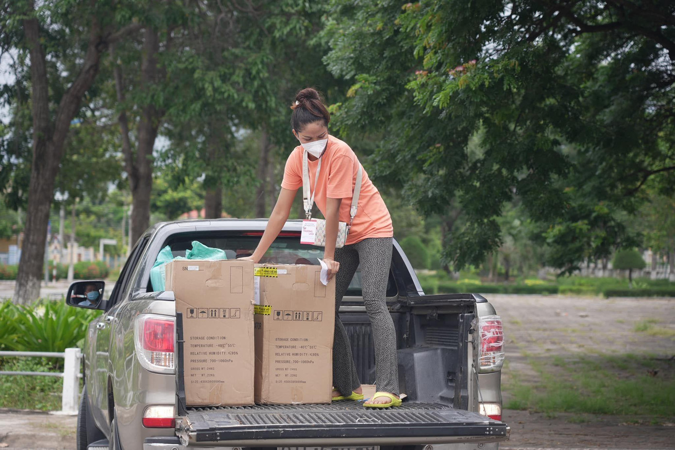 Hoa hậu H'Hen Niê phụ giúp khiên vác, vận chuyển hàng hóa. Hoa hậu H'Hen Niê phụ giúp khiên vác, vận chuyển hàng hóa.