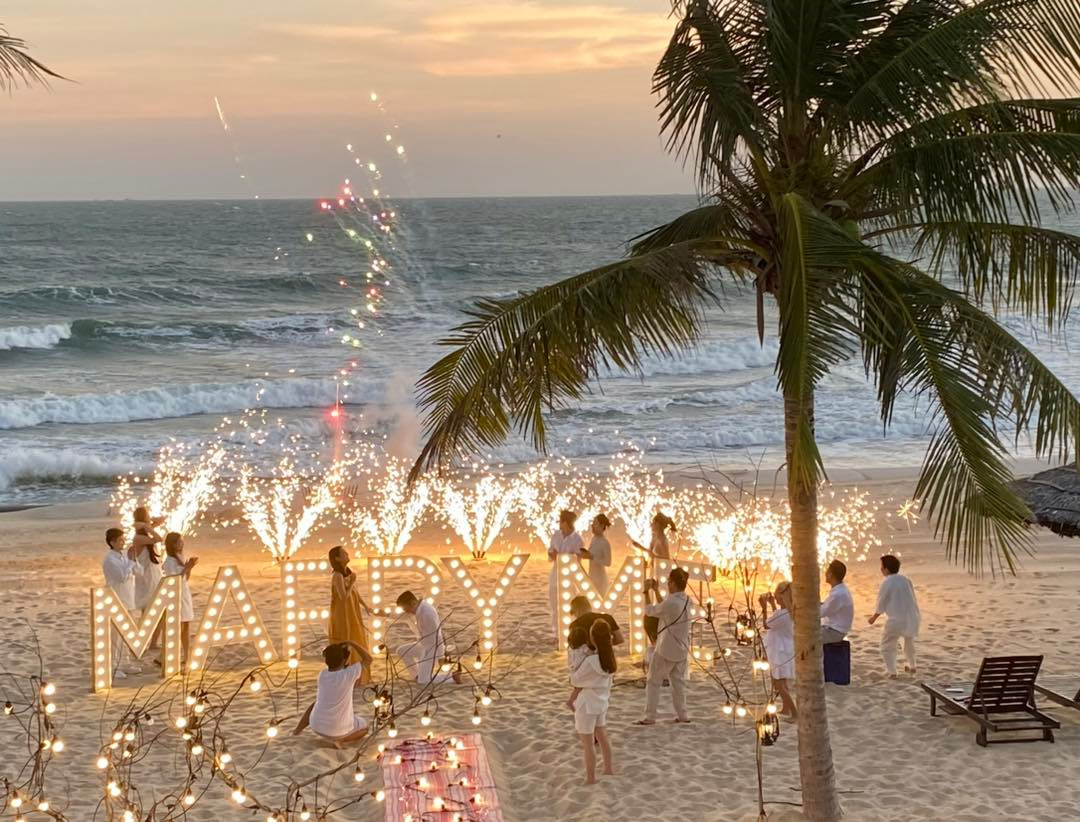 Cận cảnh khoảnh khắc Phạm Quỳnh Anh được bạn trai cầu hôn lãng mạn tựa như phim.