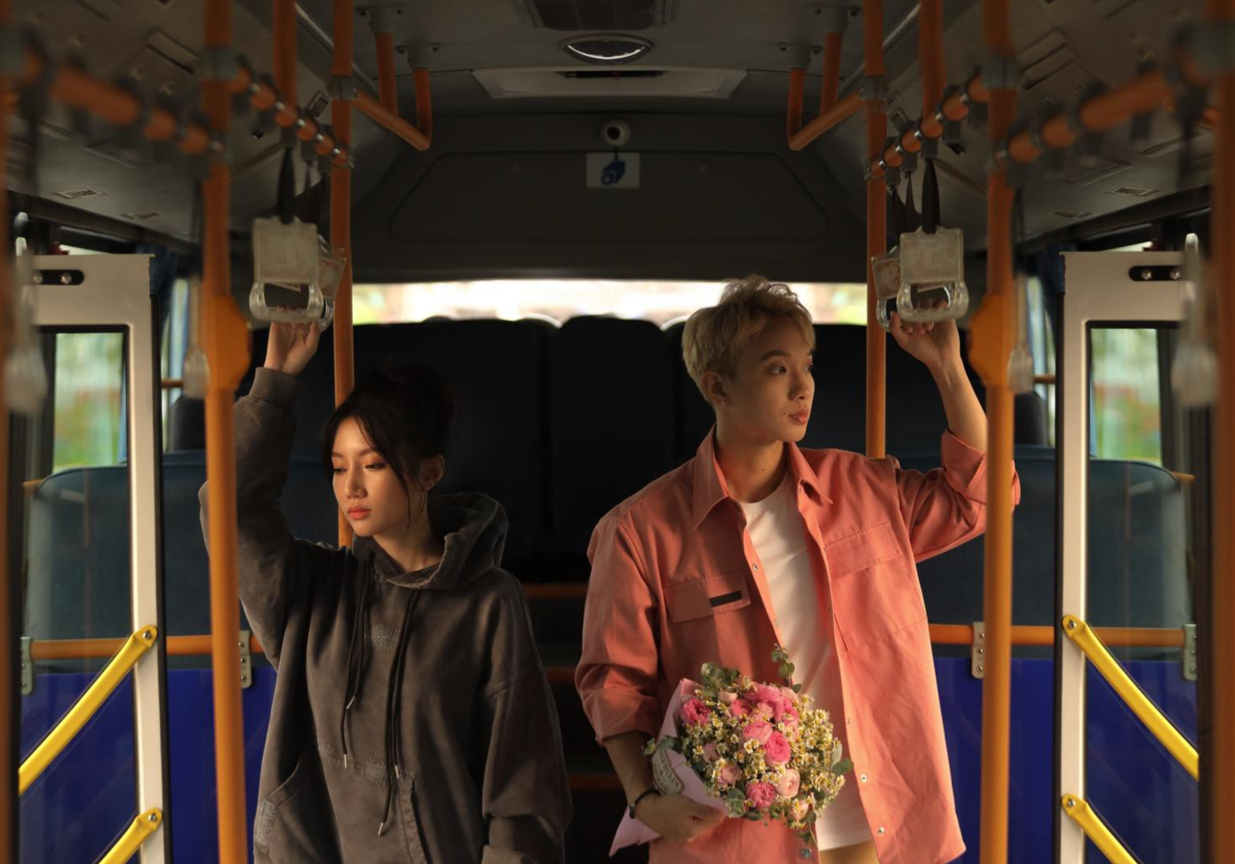 Orange và Hoàng Dũng thể hiện hai hình ảnh đối lập của người trẻ. Orange và Hoàng Dũng thể hiện hai hình ảnh đối lập của người trẻ.